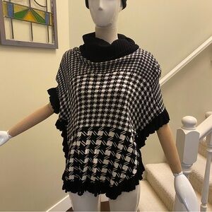 Joseph A, Houndstooth Black/White Poncho Sweater XL like new Size 12/14 fit.